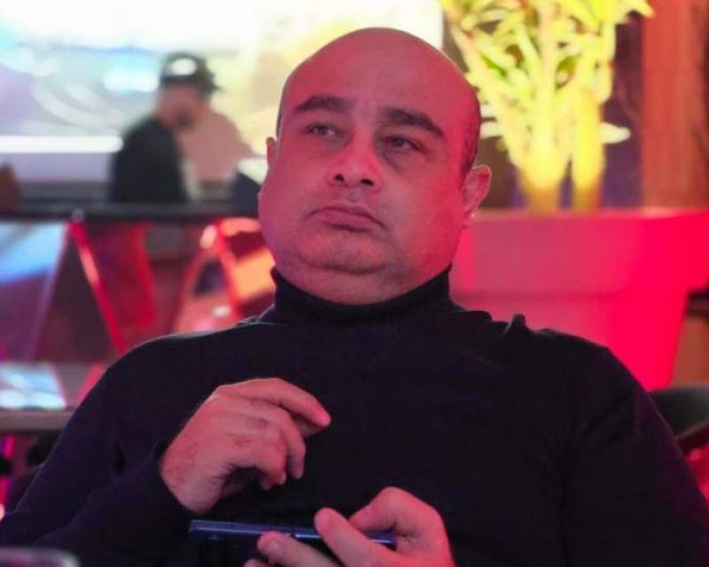 جو دبیر نمایشگاه را گرفته است