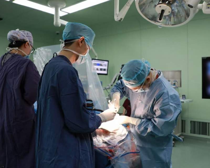 نخستین جراحی کاشت رابط مغز-رایانه برای حرکت دست در جهان در شانگهای انجام شد